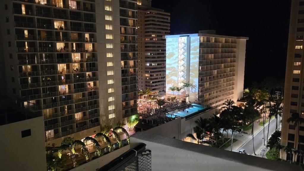 Waikiki Condo 2 Bedrooms 2 Bathrooms With 1 Free Parking Space 檀香山 外观 照片