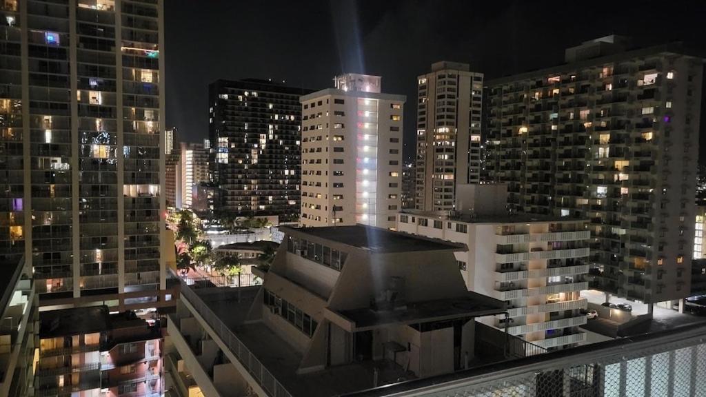 Waikiki Condo 2 Bedrooms 2 Bathrooms With 1 Free Parking Space 檀香山 外观 照片